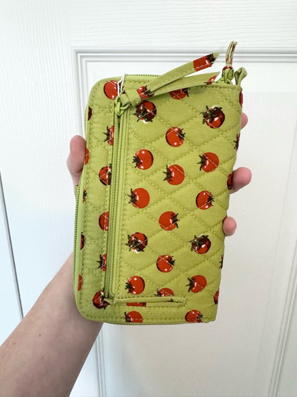 NWT Vera Bradley Large Tab Wallet Tiny Tomatoes Palm Quilted Cotton Organizer - Picture 2 of 6